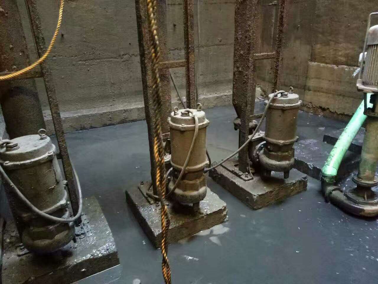 蜀山污水池清理