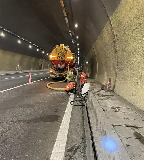 蜀山隧道排水渠清淤